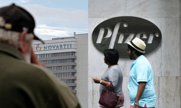 Pfizer estima que las ventas de vacuna contra COVID-19 le generarán 15,000 mdd en 2021