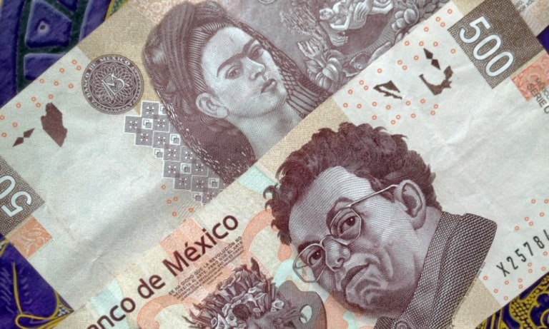 Peso despide julio con una apreciación de 0.22% frente al dólar