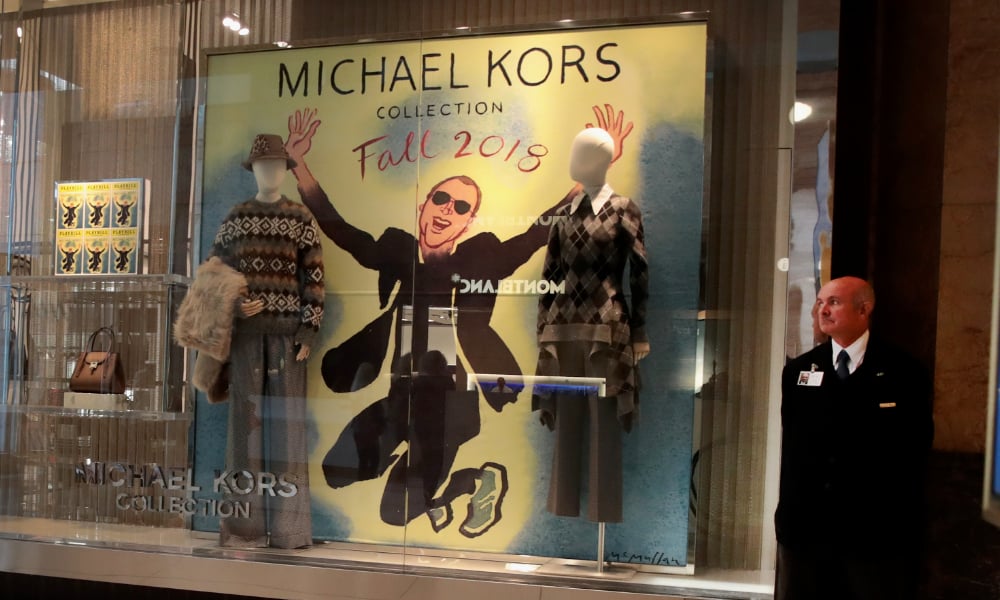 Michael Kors quiere más tiendas y más bolsas Versace, ¿pero y el glamour?