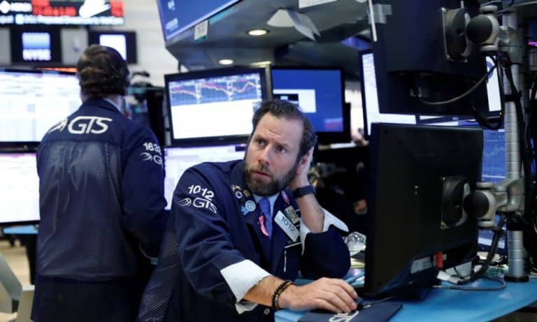 Día ‘salvaje’ en Wall Street: Dow marca su peor día desde febrero y Nasdaq recorta caída