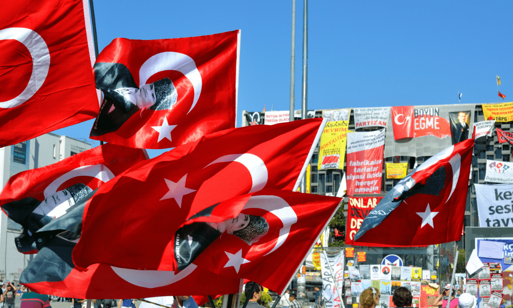 Turquía manda señales de alerta y lira se hunde a mínimo histórico