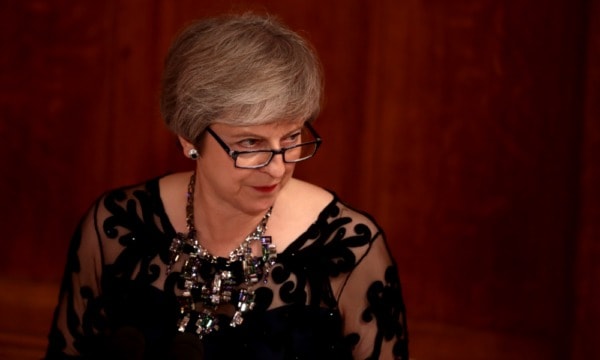 Theresa May sobrevive a moción de censura y ahora se enfrenta a cómo lograr un acuerdo para el Brexit