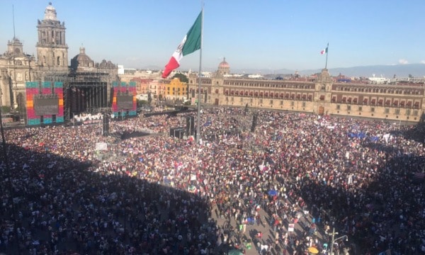 Multitud en la plancha del Zócalo capitalino en espera de AMLO (Foto: @CelidaLopezc)