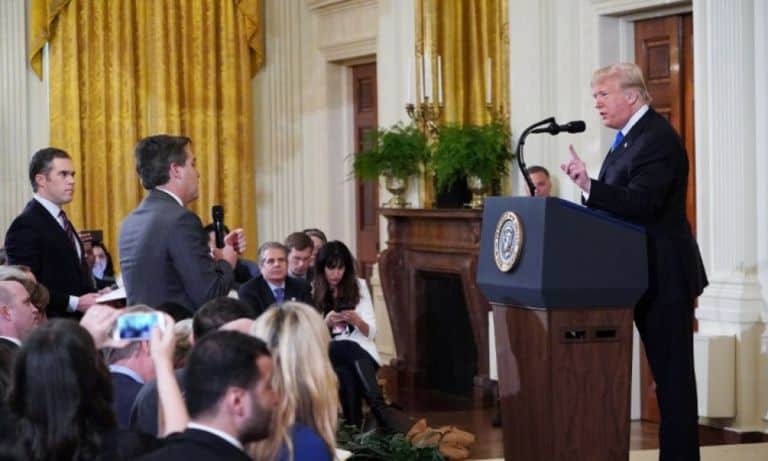 CNN demanda a la Casa Blanca por quitarle el acceso a Jim Acosta