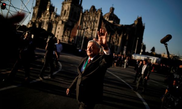 Andrés Manuel López Obrador camina en la plancha del Zócalo Capitalino (Reuters)