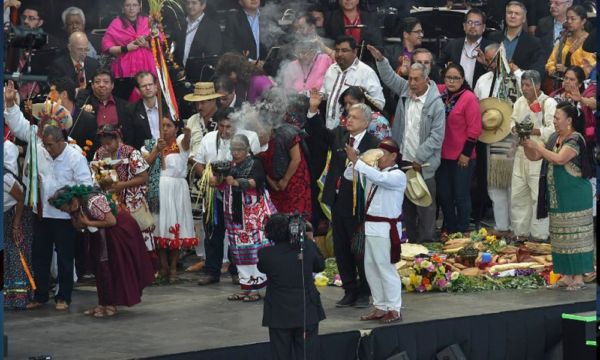 AMLO recibe el Bastón de Mando de los pueblos indígenas (AFP)