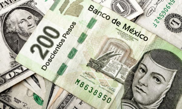 Peso cierra con caídas; déficit comercial en EU se mantiene cerca de máximos