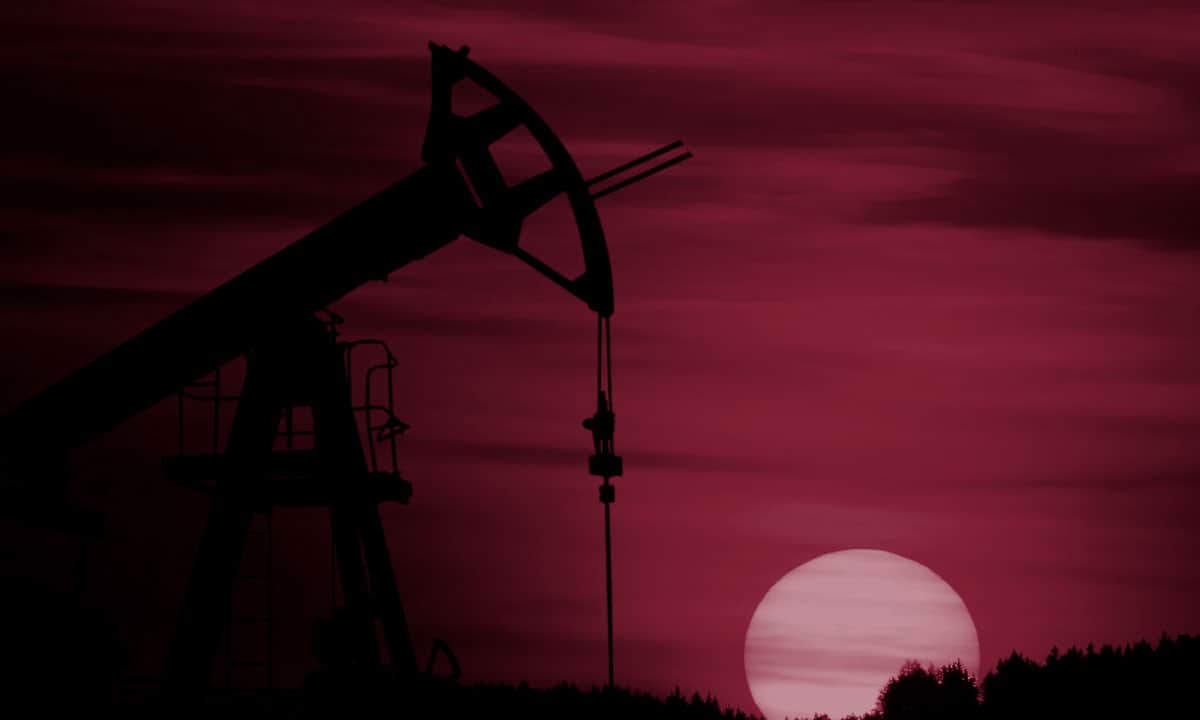 Precios del petróleo se desploman más de 4% ante alza de producción de la OPEP+ e Irán
