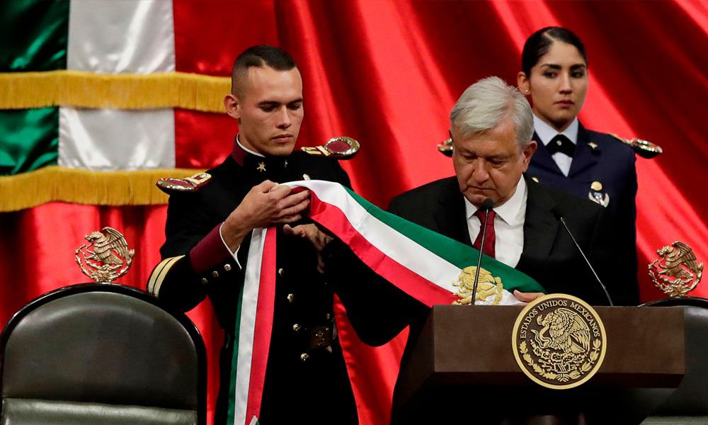 Los cuatro temas que encendieron la investidura de López Obrador: Ayotzinapa, Maduro, gasolinazo y reelección