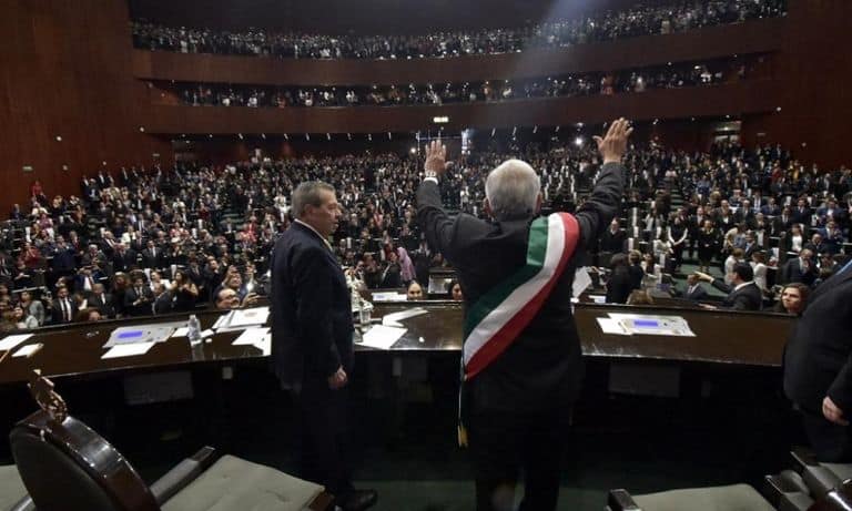 El día en que López Obrador por fin portó la banda presidencial tras más de 12 años de búsqueda