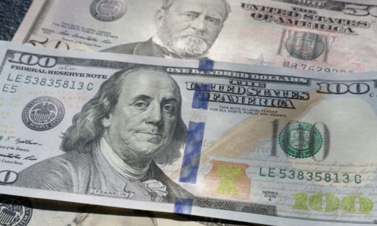 Peso cierra con pérdidas frente al dólar tras regreso de aversión al riesgo 