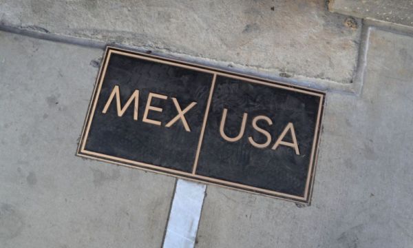 Gobernador de Texas reanudará la construcción de muro fronterizo con México