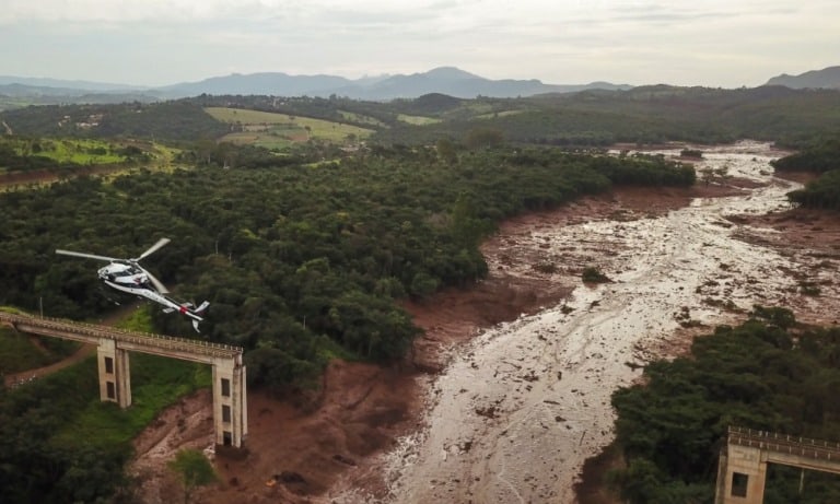 Tragedia minera en Brasil: van 60 muertos por rompimiento de un dique