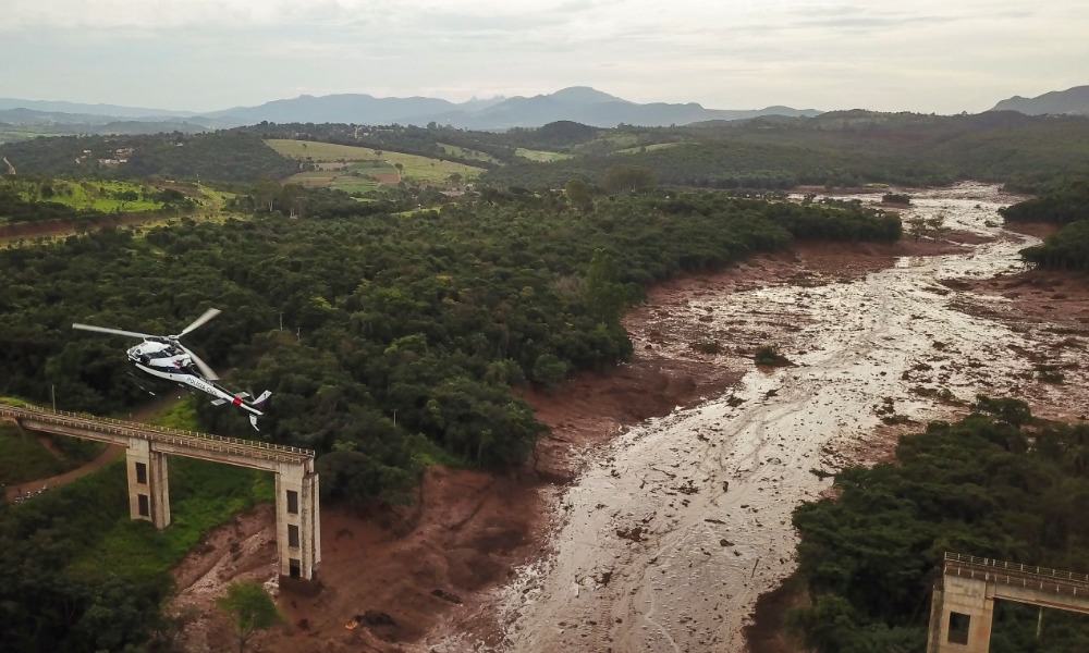 Tragedia minera en Brasil: van 60 muertos por rompimiento de un dique