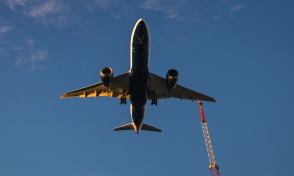 Nancy Pelosi promete más ayudas para aerolíneas y sus acciones se disparan