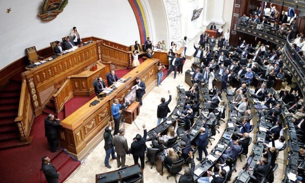 Parlamento de Venezuela declara usurpador a Maduro; trabajarán por elecciones libres