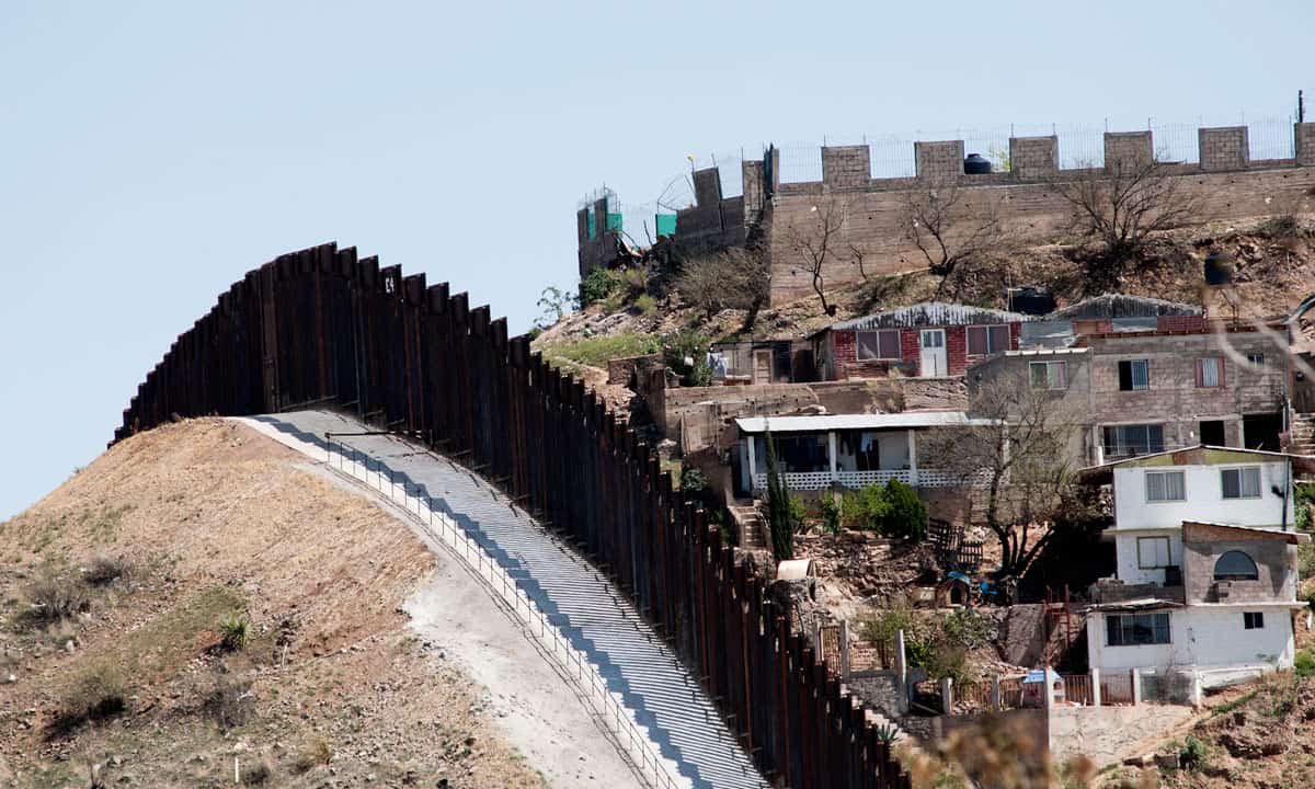 Pentágono autoriza 1,000 millones de dólares para muro fronterizo con México