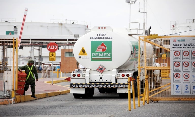 Fitch recorta calificaciones de Pemex