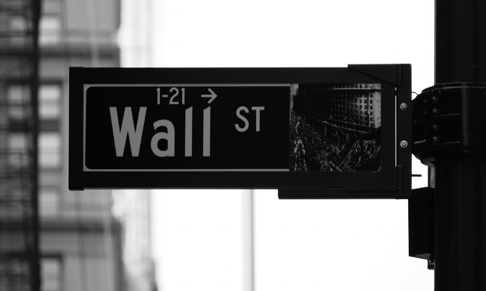 Wall Street se estabiliza mientras analistas deciden cómo interpretar la racha de malos datos económicos