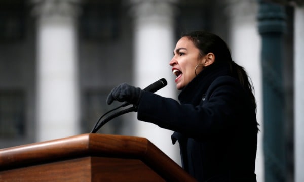 El sector financiero valora si abrazar o poner una marca de fuego a la mujer más joven y progresista del Congreso: Ocasio-Cortez