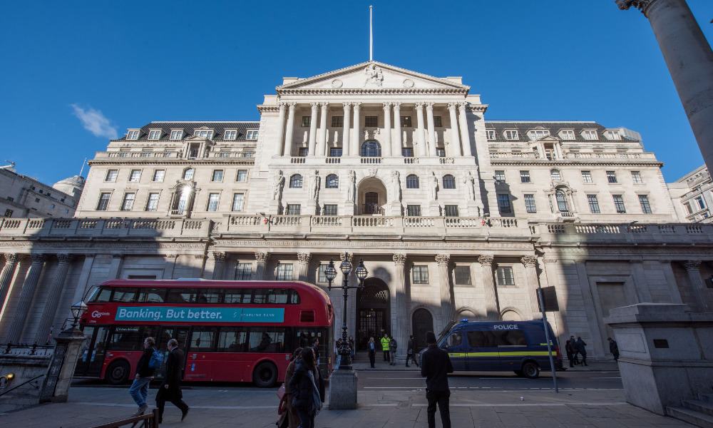 BoE prevé un alza de tasas de interés en los próximos meses