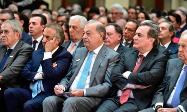 ¿Qué escribía Slim en su libreta durante el discurso de AMLO frente a empresarios?