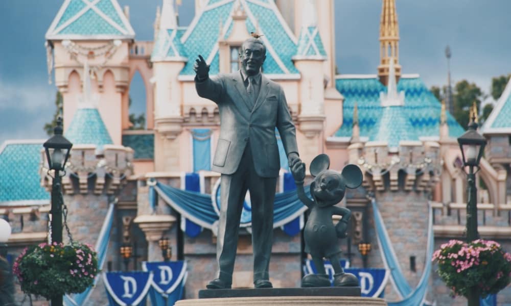 Disney reporta ganancias por encima de las estimaciones, pero a la baja