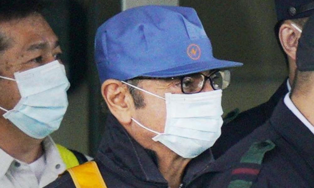 Ghosn, el derrocado CEO de Nissan, sale de la cárcel de Japón con gorra y máscara,  luego de una fianza de 9 mdd