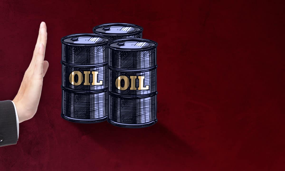Precios del petróleo caen tras anuncio de Arabia Saudita sobre suministro