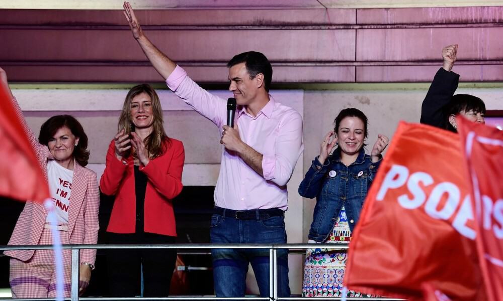 Pedro Sánchez gana elecciones en España, pero necesitará pactar para formar gobierno