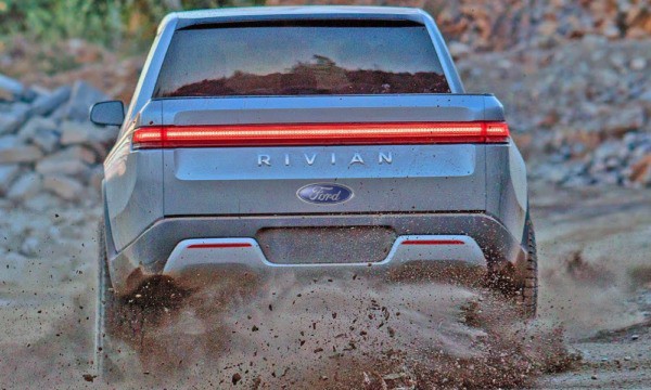 Acciones de Rivian se desploman tras exitoso debut en bolsa