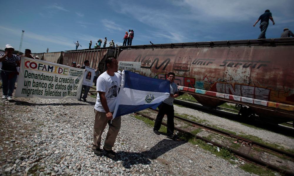 Juez ordena detener política de Trump de regresar a México a solicitantes asilo