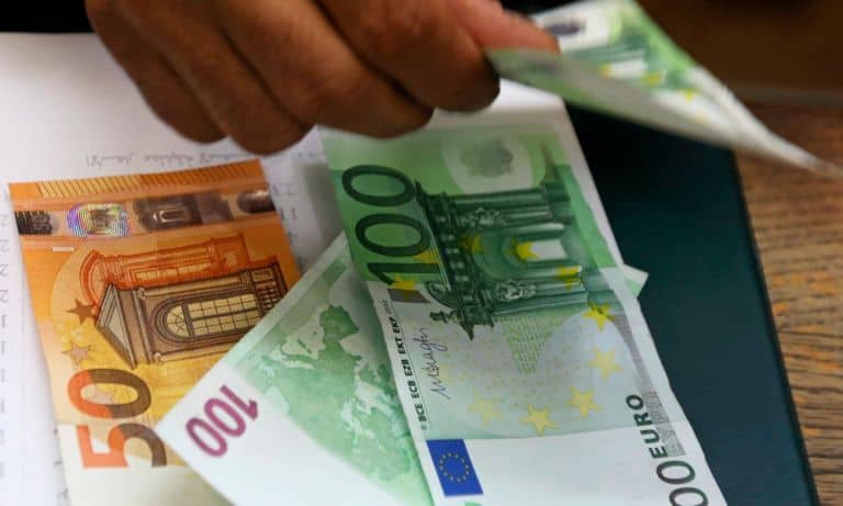 Euro cae a mínimo de 16 meses frente al dólar ante sombrío panorama por guerra EU-China