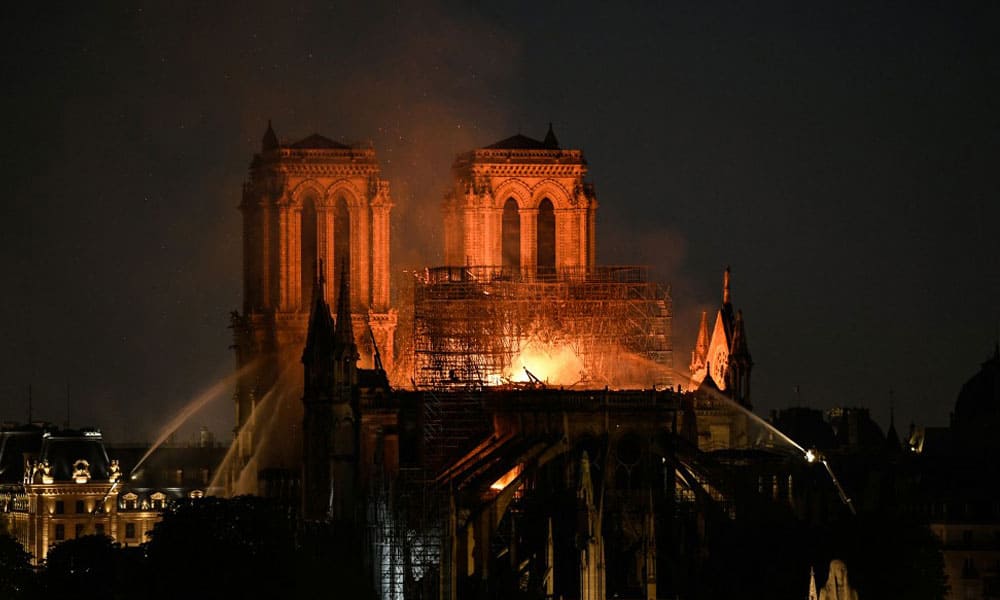Incendio consume a la catedral de Notre Dame de París