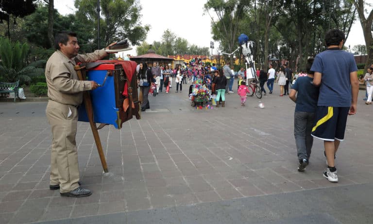 Organilleros, boleadores, músicos norteños y trabajadores no asalariados buscan seguridad social
