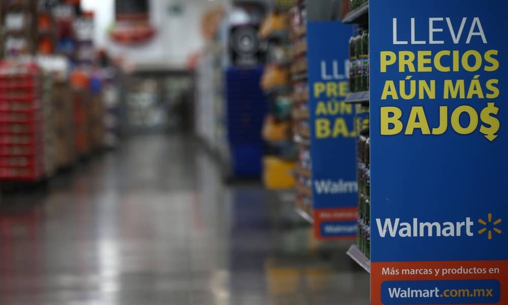 Escasez de gasolina y calendario afectan ganancias de Walmart de México