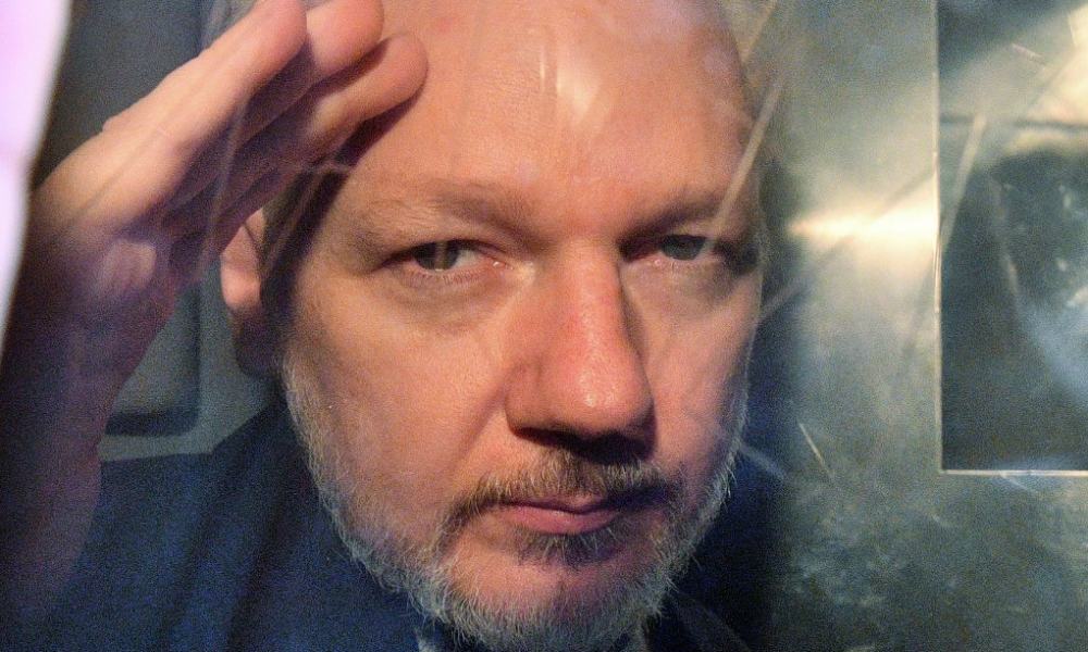 Tribunal avala extradición a EU de Julian Assange, fundador de WikiLeaks