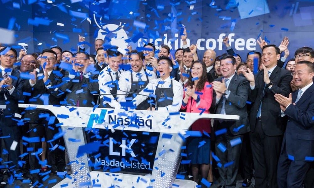 Luckin Coffee gana más de 50% en su debut en el Nasdaq con la meta de quitarle el trono a Starbucks en China