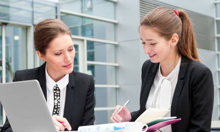 Jóvenes Construyendo el Futuro recibe a más mujeres, pero no las incentiva