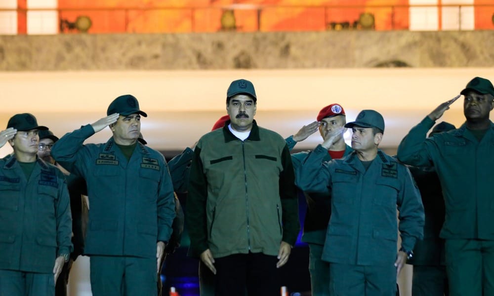 Maduro anuncia ofensiva contra golpistas; oposición dice que inició quiebre de dictadura