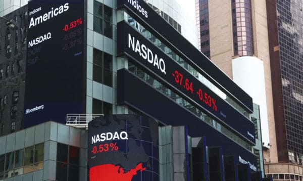 Nasdaq retrocede y toca su nivel más bajo en tres meses 