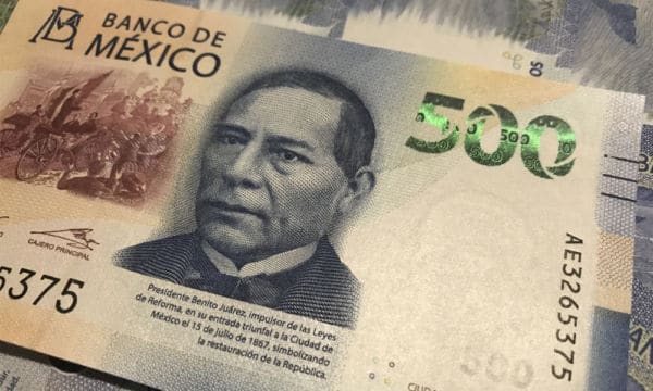 Peso avanza leve frente al dólar a la espera de minuta de la Fed