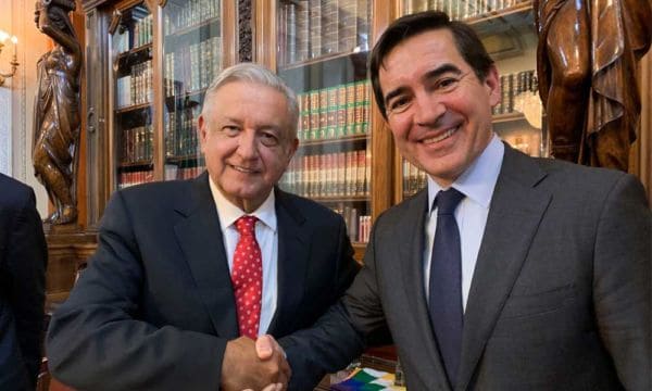 BBVA dice a AMLO que busca convertirse en un asesor financiero digital