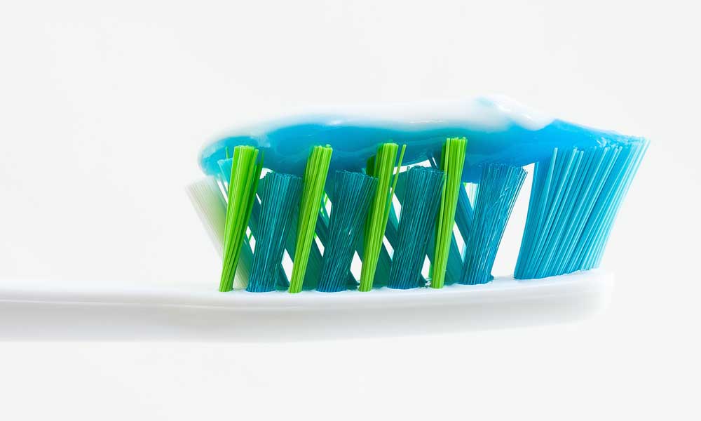 Regulador sanciona con 18 mdp a tres empresas ligadas al mercado de cepillos dentales