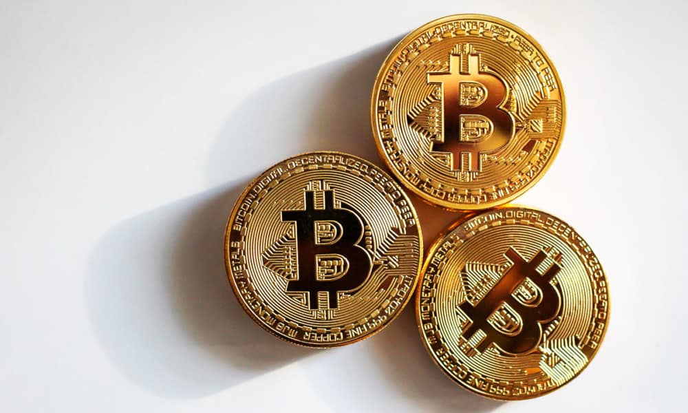 Bitcoin inicia diciembre con desplome de 9% después de marcar récord