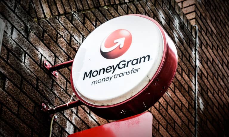 Acciones de MoneyGram y Western Union suben en doble dígito por oferta de compra