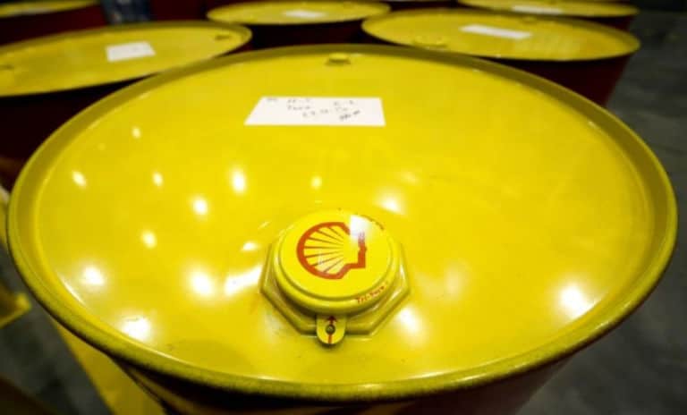 Shell apuesta por energías renovables, pero aumenta el gasto en petróleo y gas