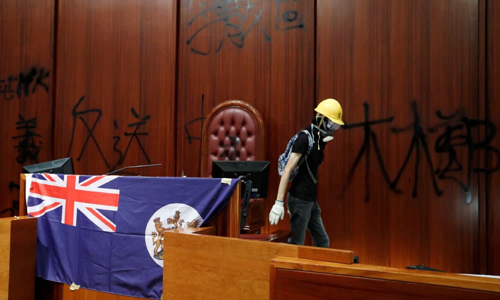 Parlamento de Hong Kong vive día de furia: un desafío directo a China