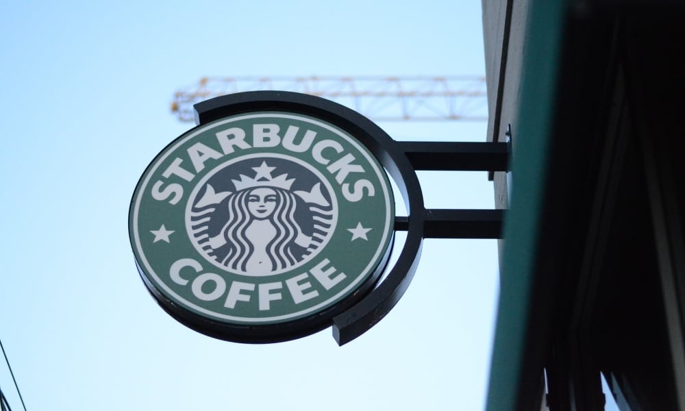 Starbucks eleva 10% sueldo de empleados en Estados Unidos aunque prevé riesgos por alza en salario mínimo