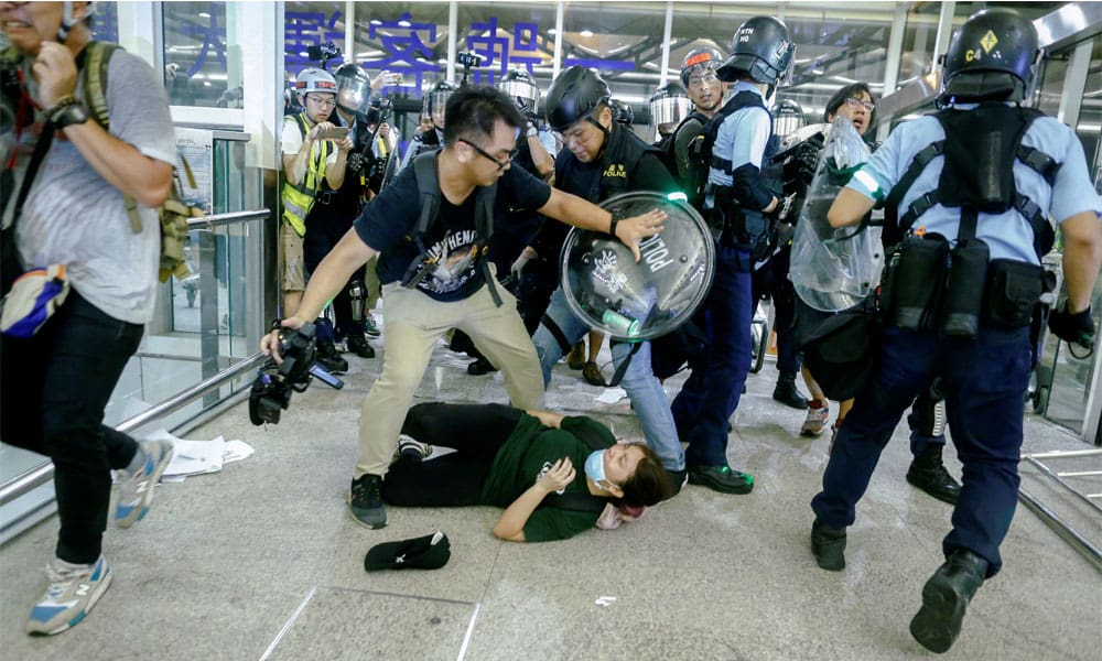 Policía de Hong Kong entra al aeropuerto para romper protesta